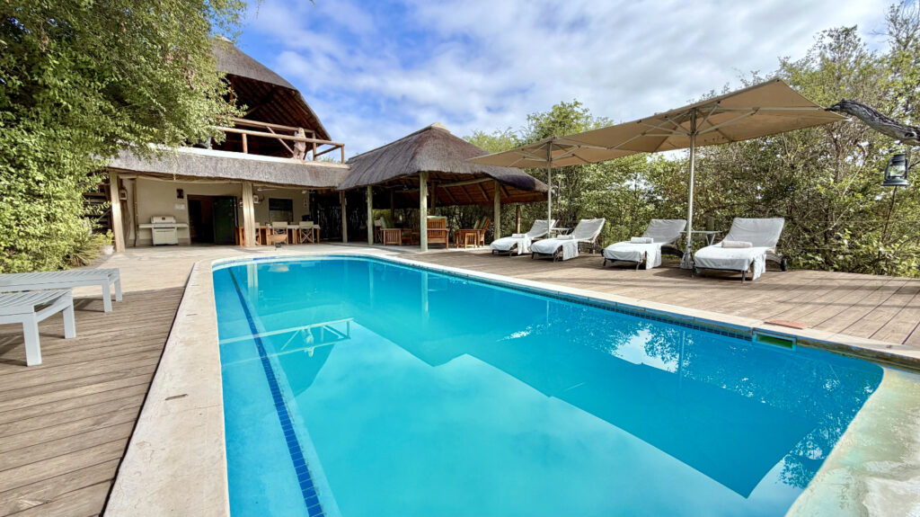 Lengau Lodge - Kruger National Park - Infinity swimming pool and Lapa