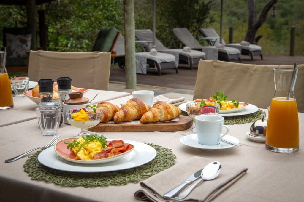 Lengau Lodge - Kruger National Park - 5 star safari game lodge - breakfast near the pool