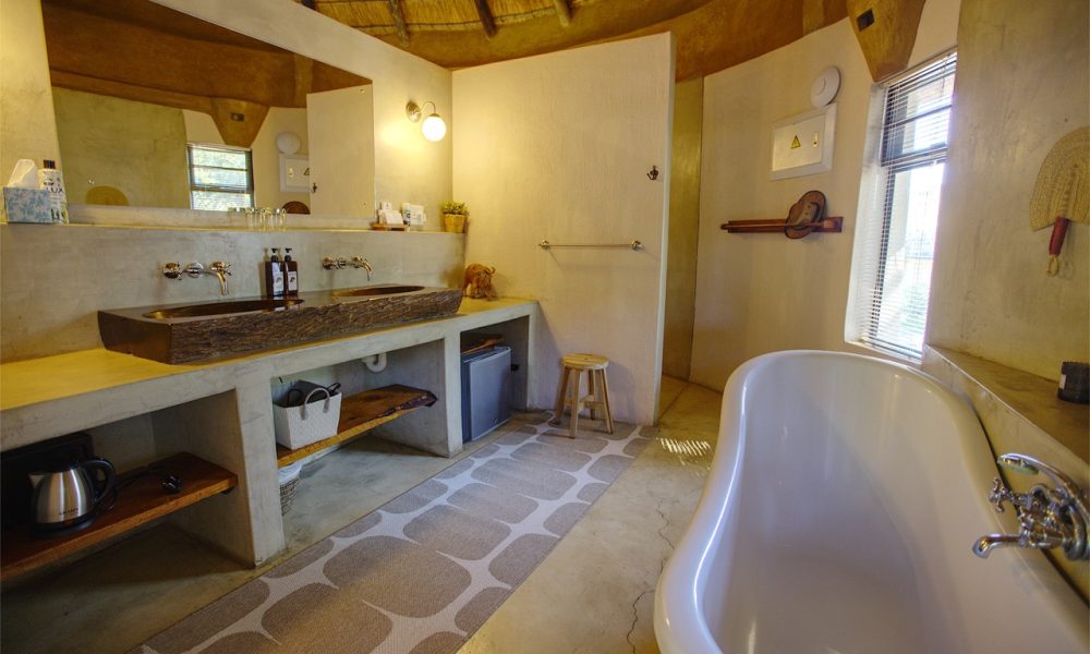 Big-5, luxury Rondavel room - 5-star Lengau Lodge - Kruger National Park - lbatroom with bath tub, inside shower and double basins, private terrace, overlooking the waterhole