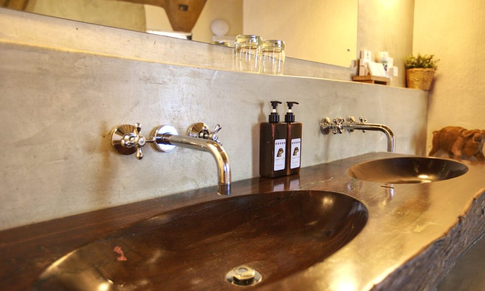 Big-5, luxury Rondavel room - 5-star Lengau Lodge - Kruger National Park - bathroom with double lead wood basins
