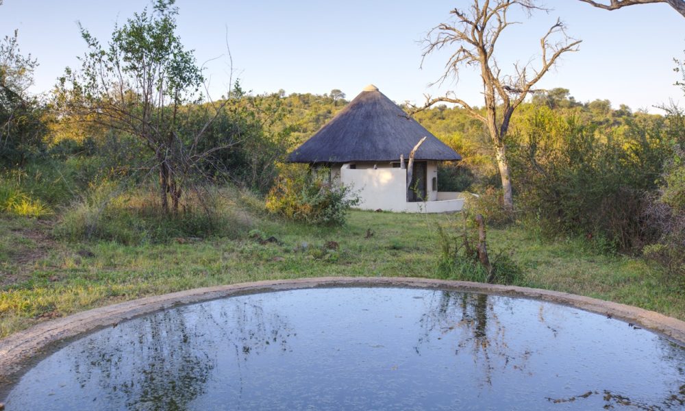 Lengau Lodge - Kruger National Park - Kudu luxury Rondavel room - double XL bed mosquito netting, dressing table, private terrace with view to waterhole