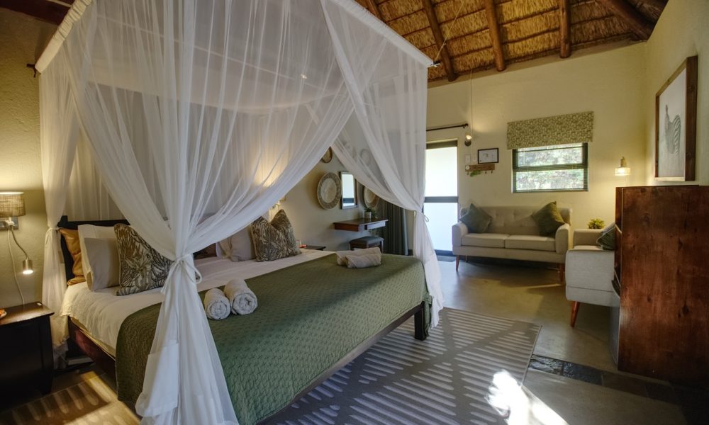 Zebra, Family Room - Lengau Lodge - Kruger National Park - King size XL bed in spacious room with sitting corner